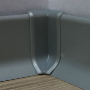 Roh k soklu vnútorný PVC Profil-EU striebrošedá, výška 40 mm, SKPVCVNIR4ST